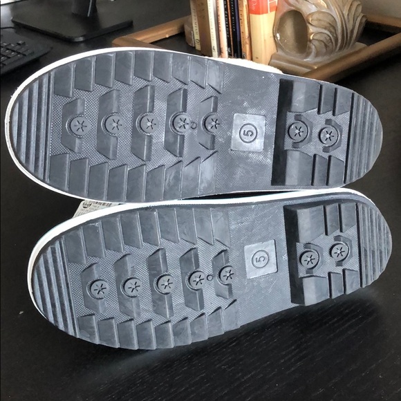 Cat & Jack Weather Resistant Boots - Picture 5 of 8